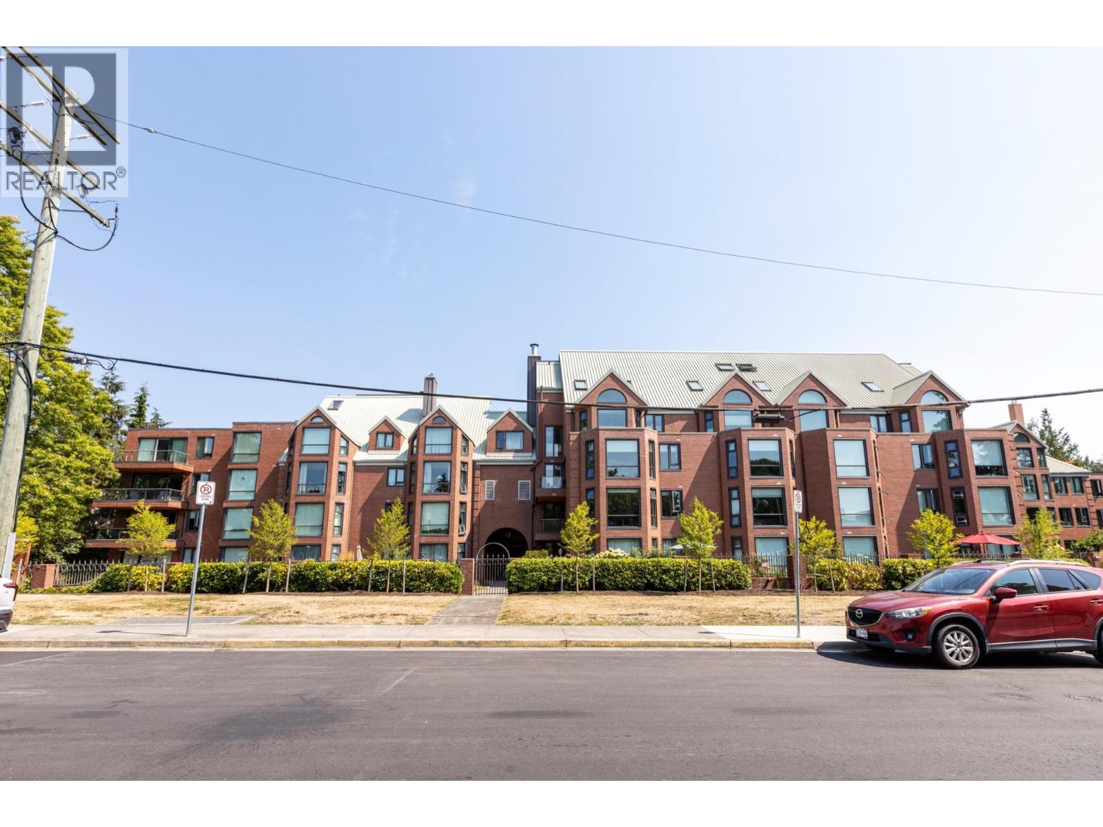408 1350 VIEW CRESCENT