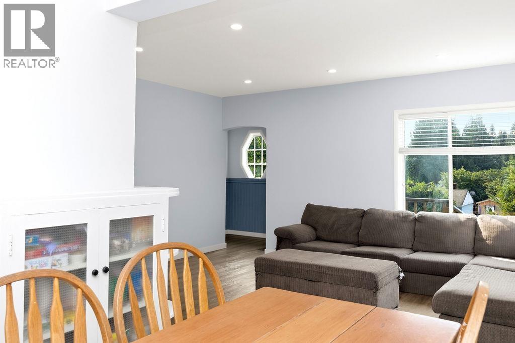 1022 Rosamund Road Property Photo 12