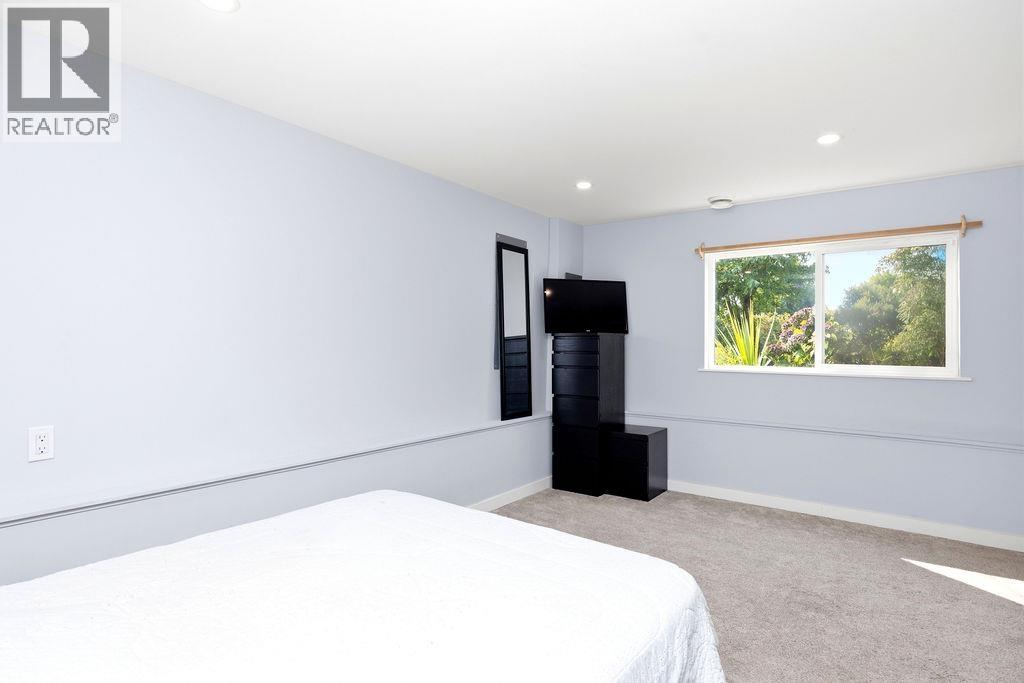 1022 Rosamund Road Property Photo 23