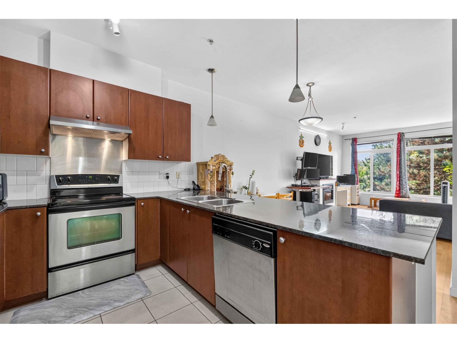 312 15380 102a Avenue Property Photo 4
