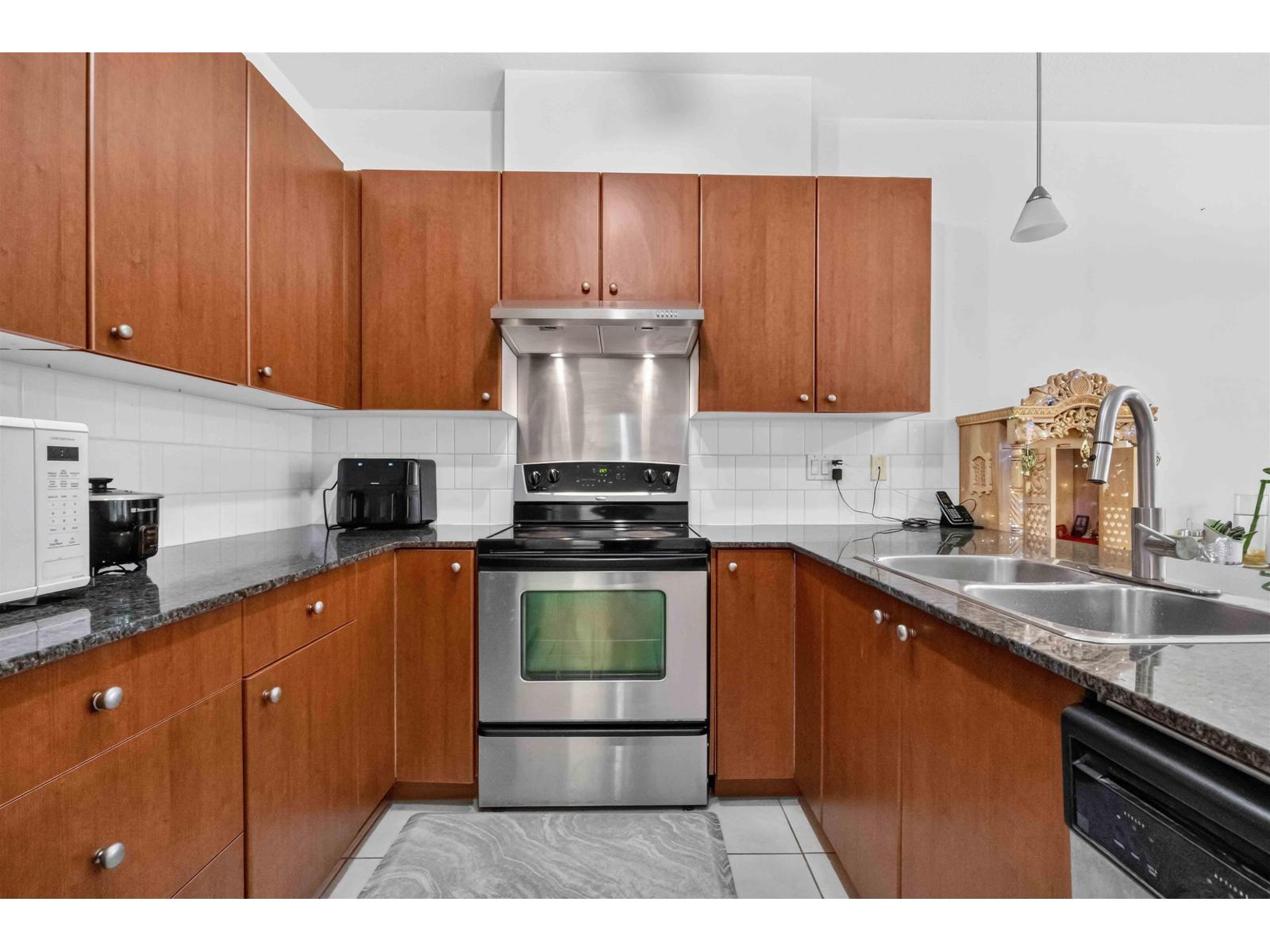 312 15380 102a Avenue Property Photo 6