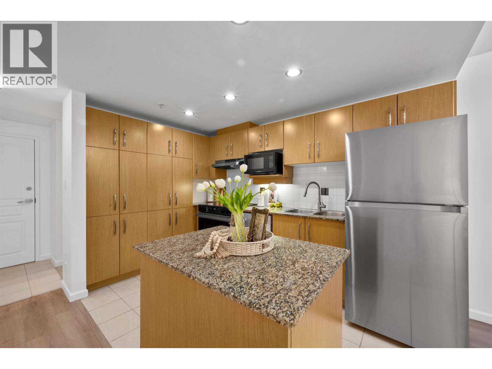 303 9288 University Crescent Property Photo 2