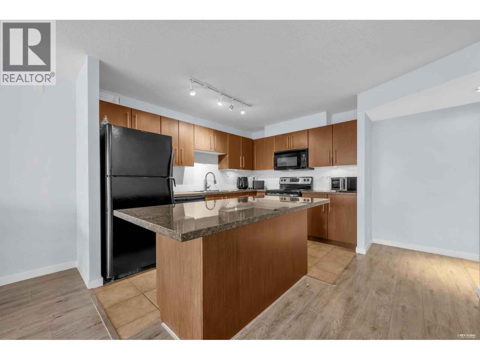 1607 2138 Madison Avenue Property Photo 6