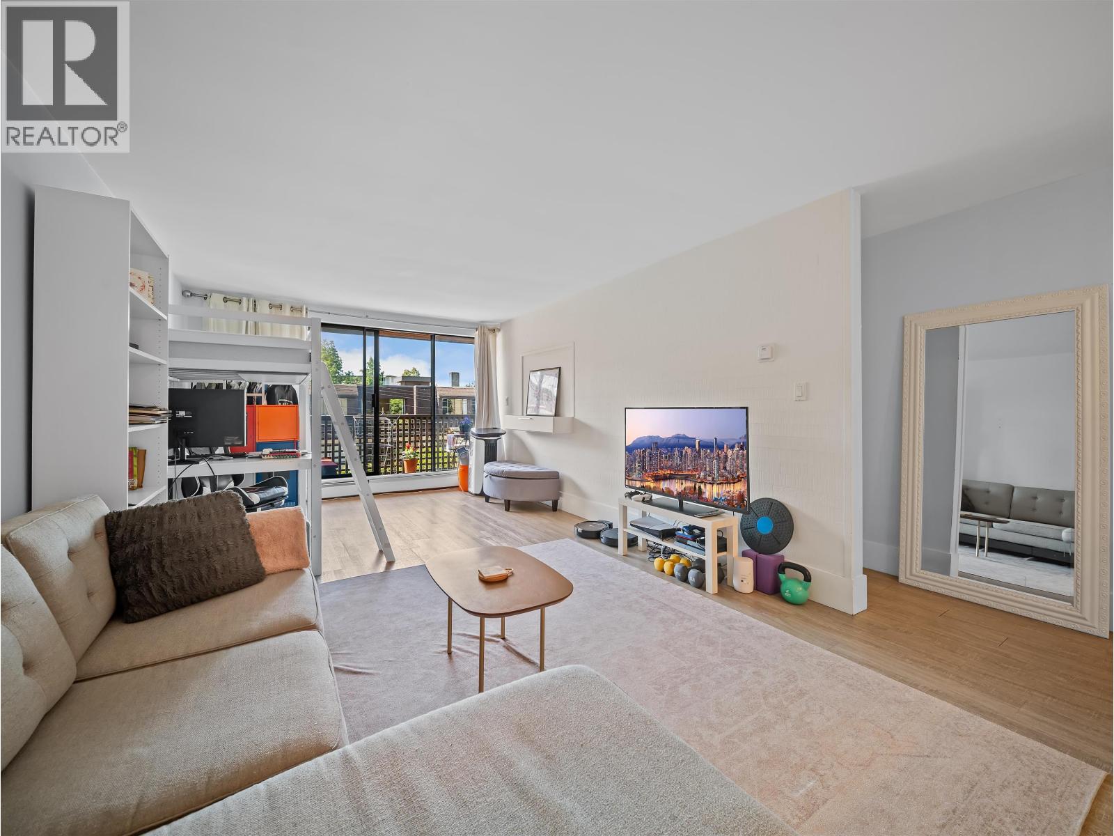 210 141 W 13th Street Property Photo 5