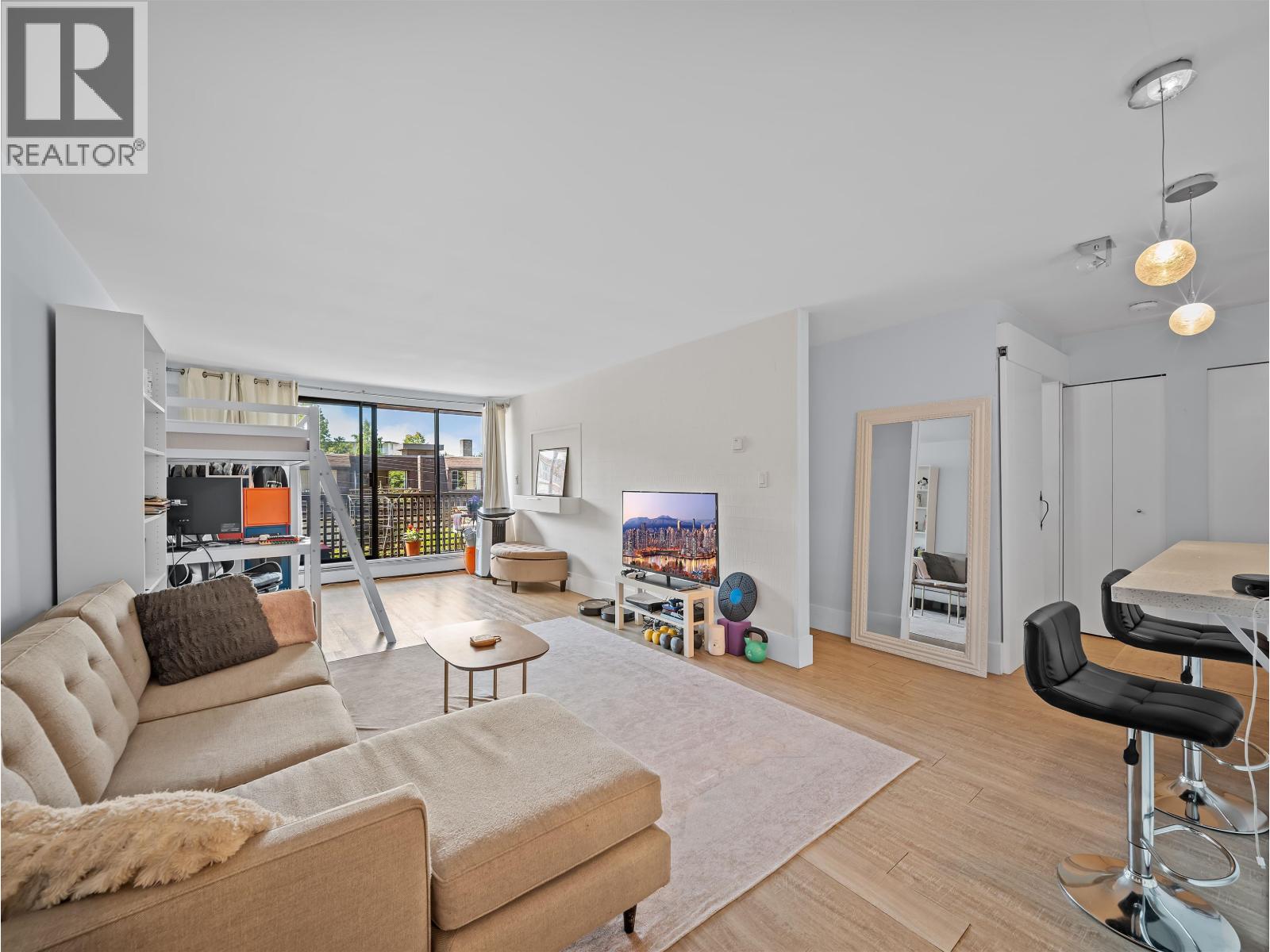 210 141 W 13th Street Property Photo 17