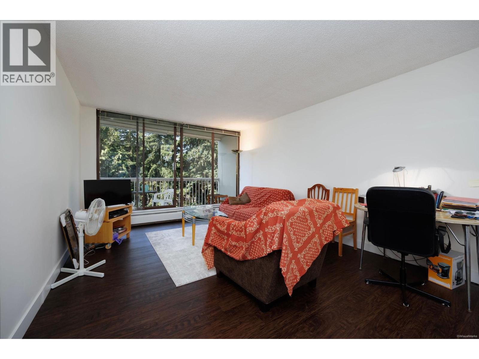 809 2020 Fullerton Avenue Property Photo 4