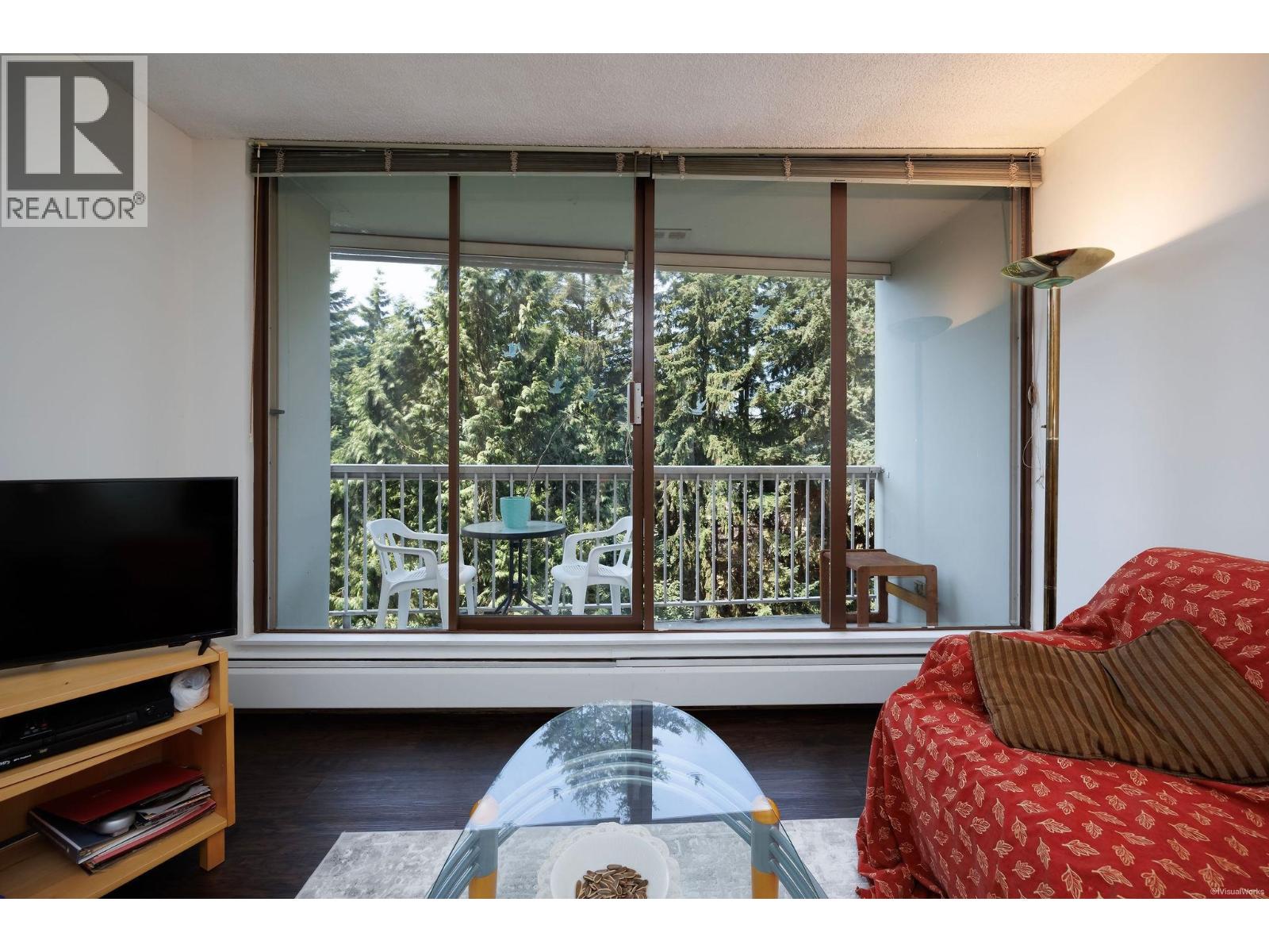809 2020 Fullerton Avenue Property Photo 6