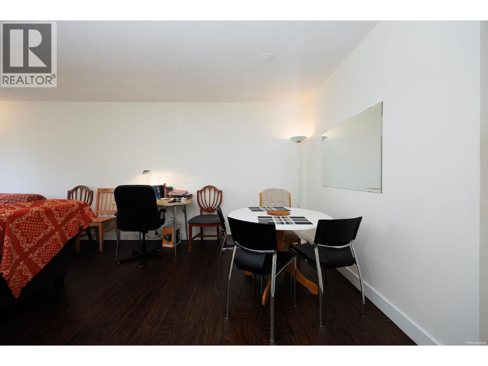 809 2020 Fullerton Avenue Property Photo 8