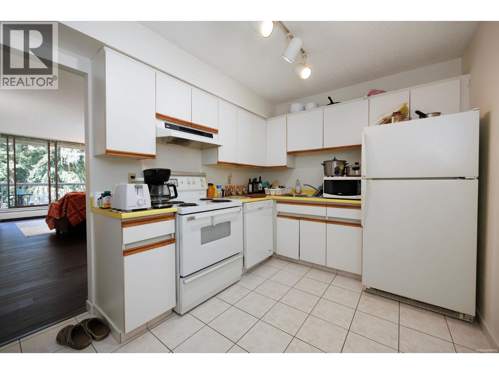 809 2020 Fullerton Avenue Property Photo 10