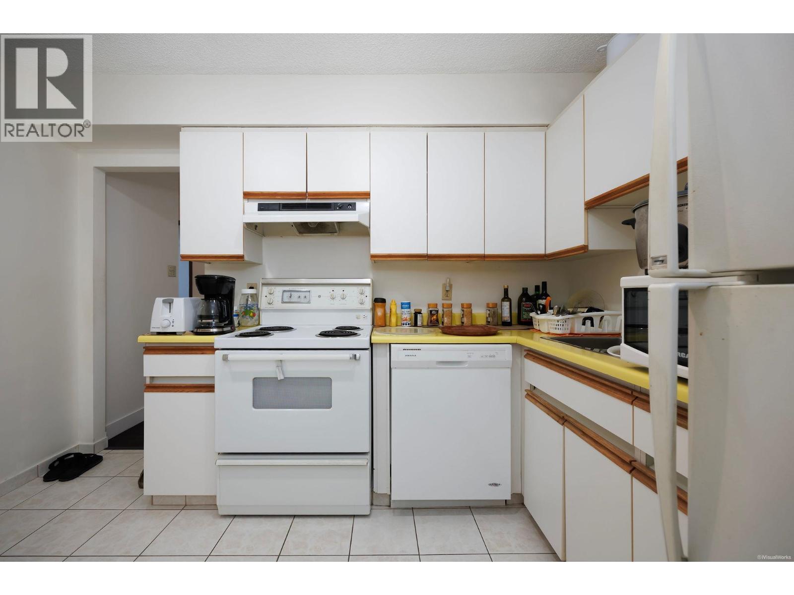 809 2020 Fullerton Avenue Property Photo 11
