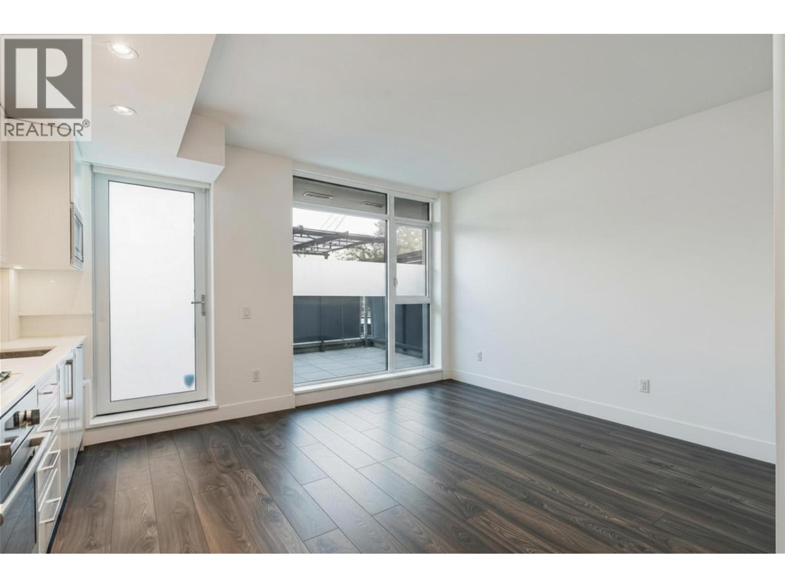 204 2435 Kingsway Property Photo 2