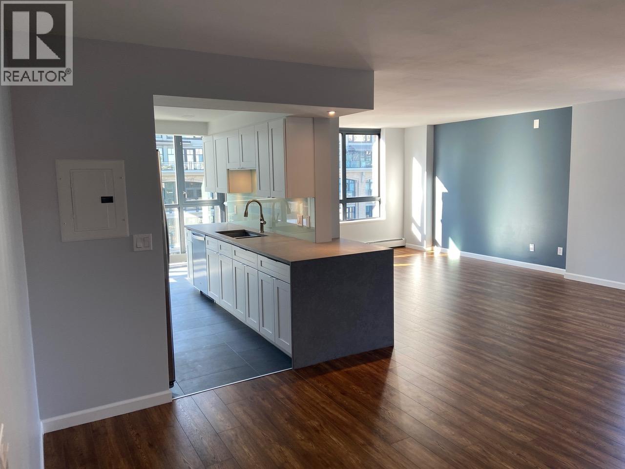 701 289 Drake Street Property Photo 1