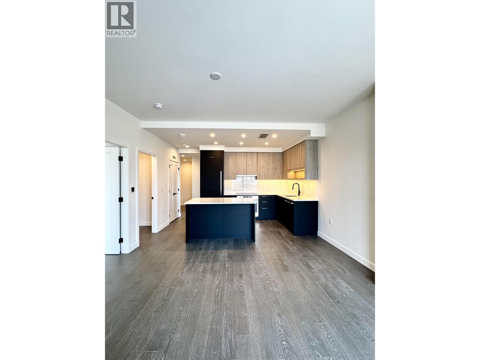 211 8398 Oak Street Photo de la propriété 1