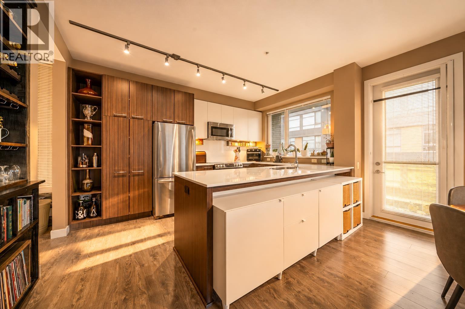 516 9250 University High Street Property Photo 3
