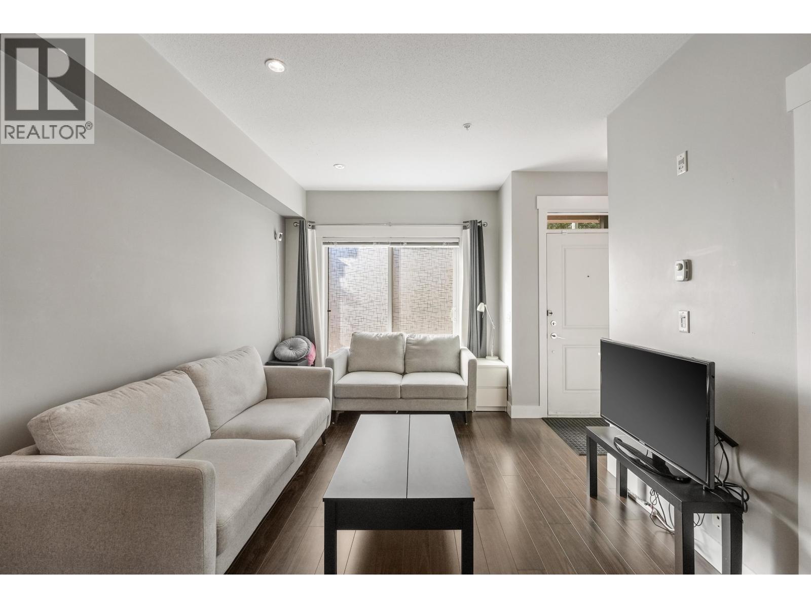 1 838 ROYAL AVENUE Property Photo 1