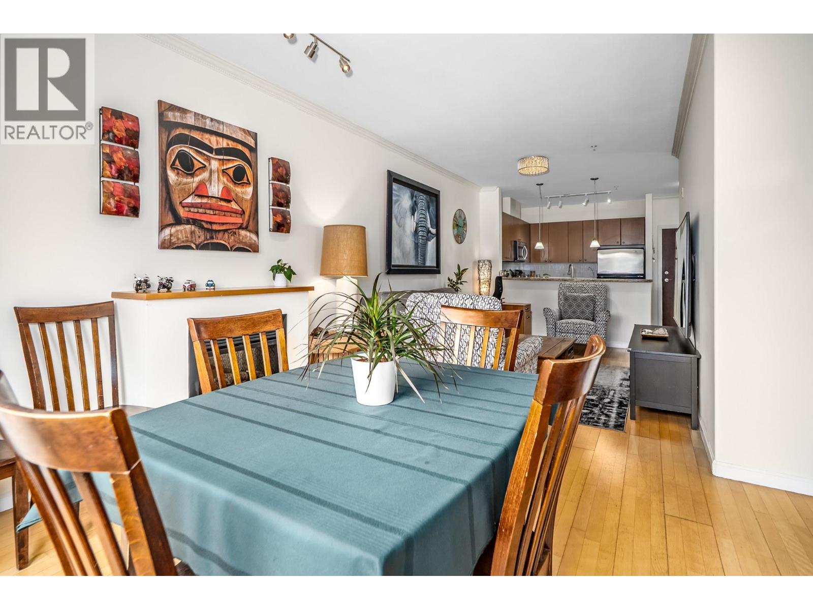 407 14 E Royal Avenue Property Photo 5
