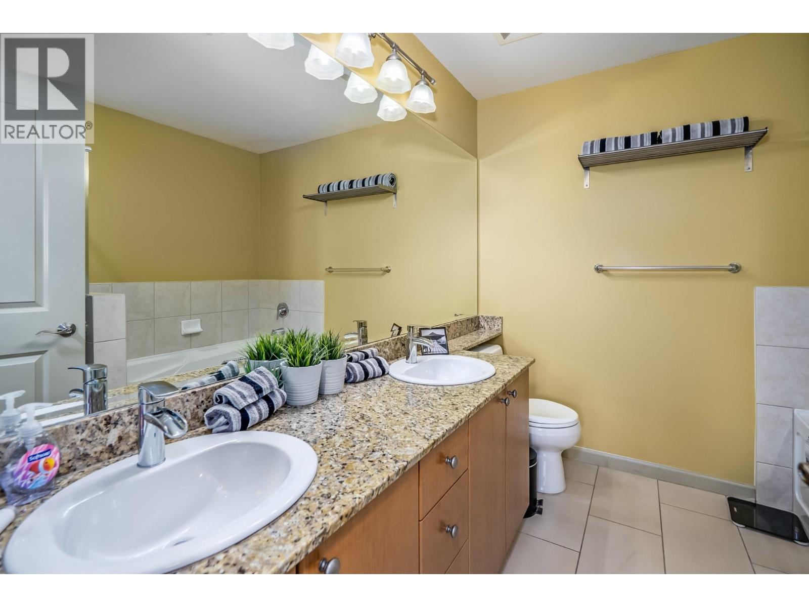 407 14 E Royal Avenue Property Photo 11