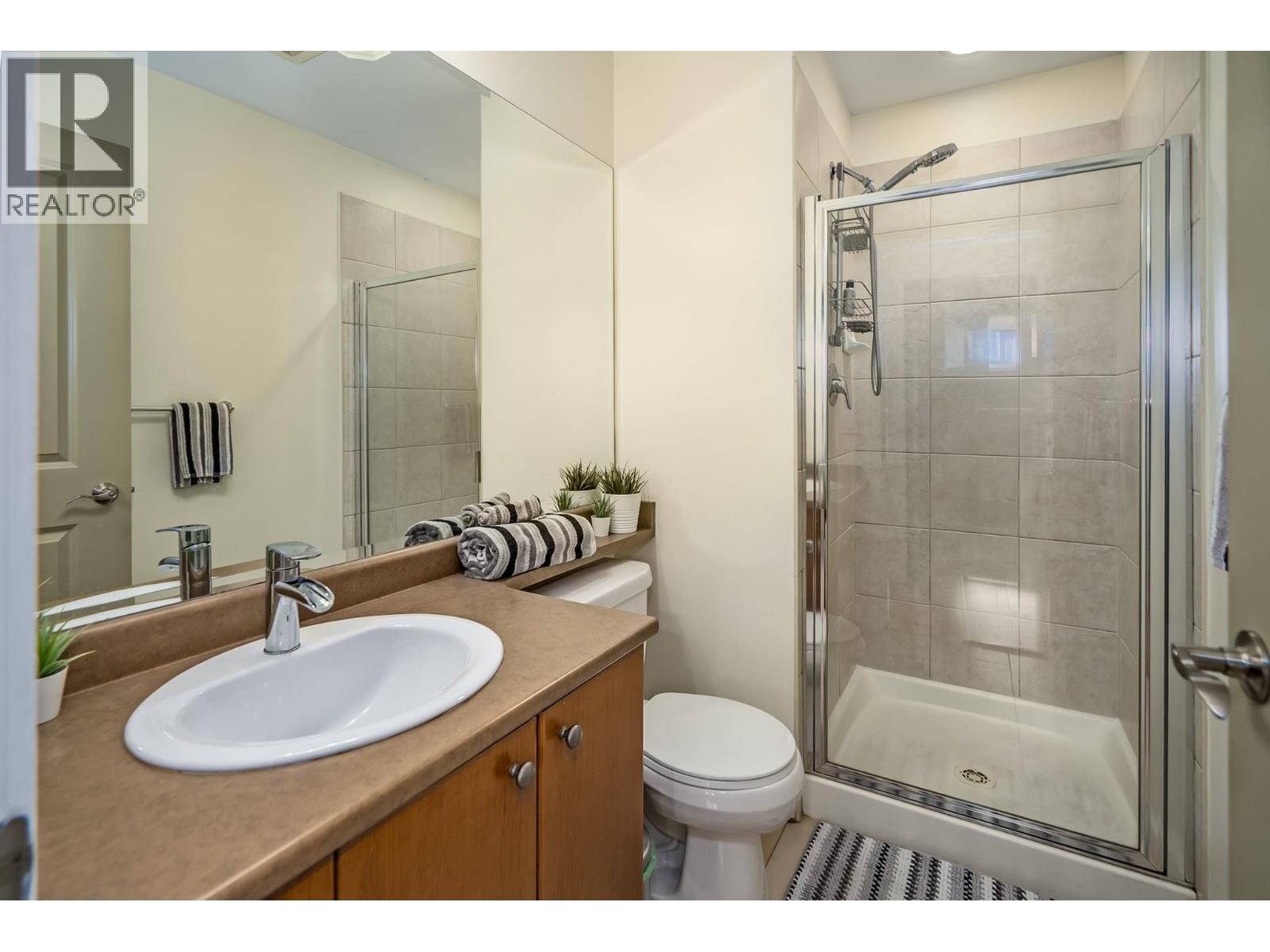 407 14 E Royal Avenue Property Photo 14