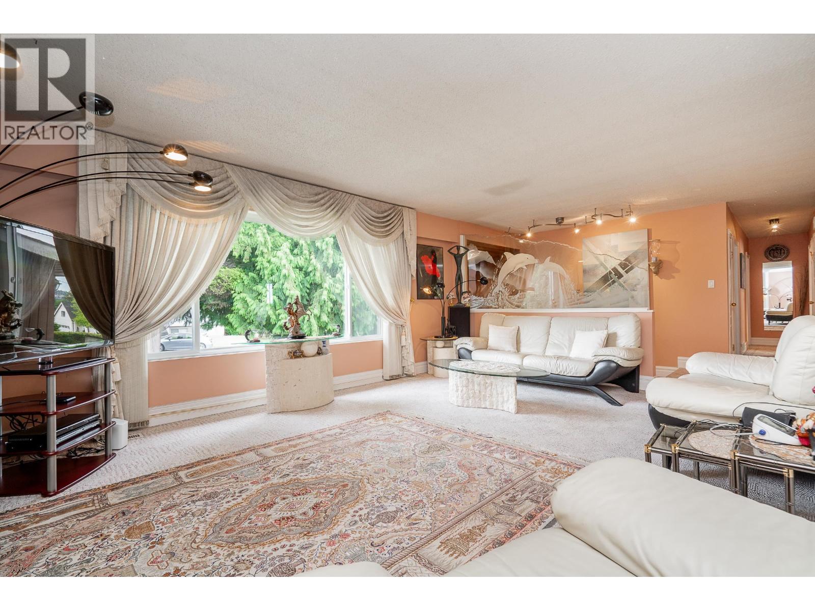 6565 Sumas Drive Property Photo 4