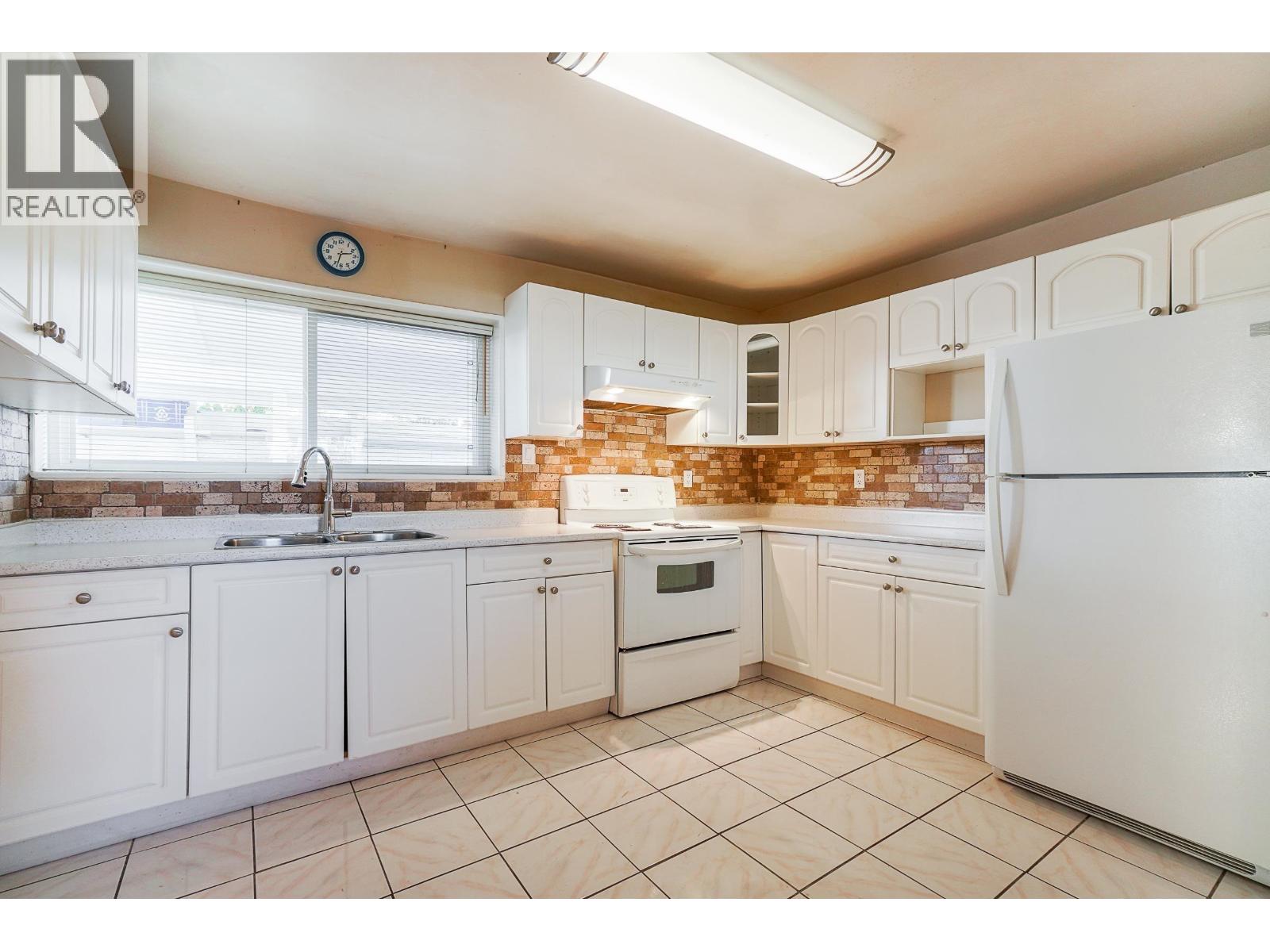 6565 Sumas Drive Property Photo 12