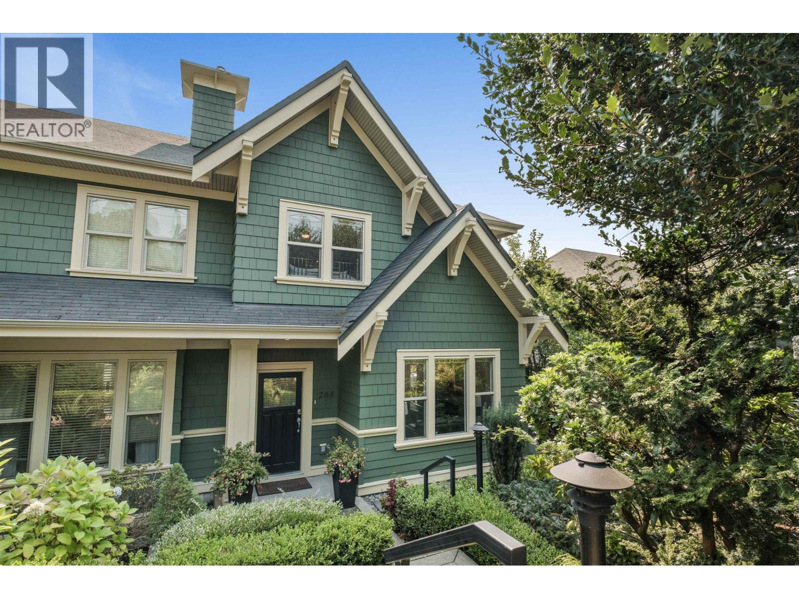 261 E Queens Road Property Photo 1