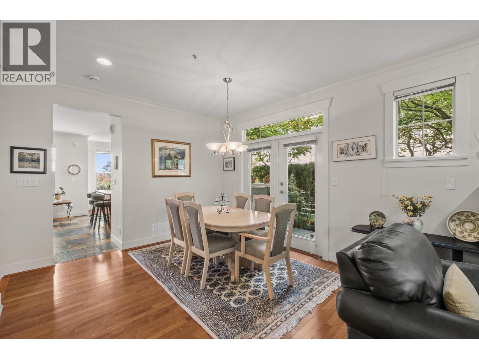 261 E Queens Road Property Photo 4