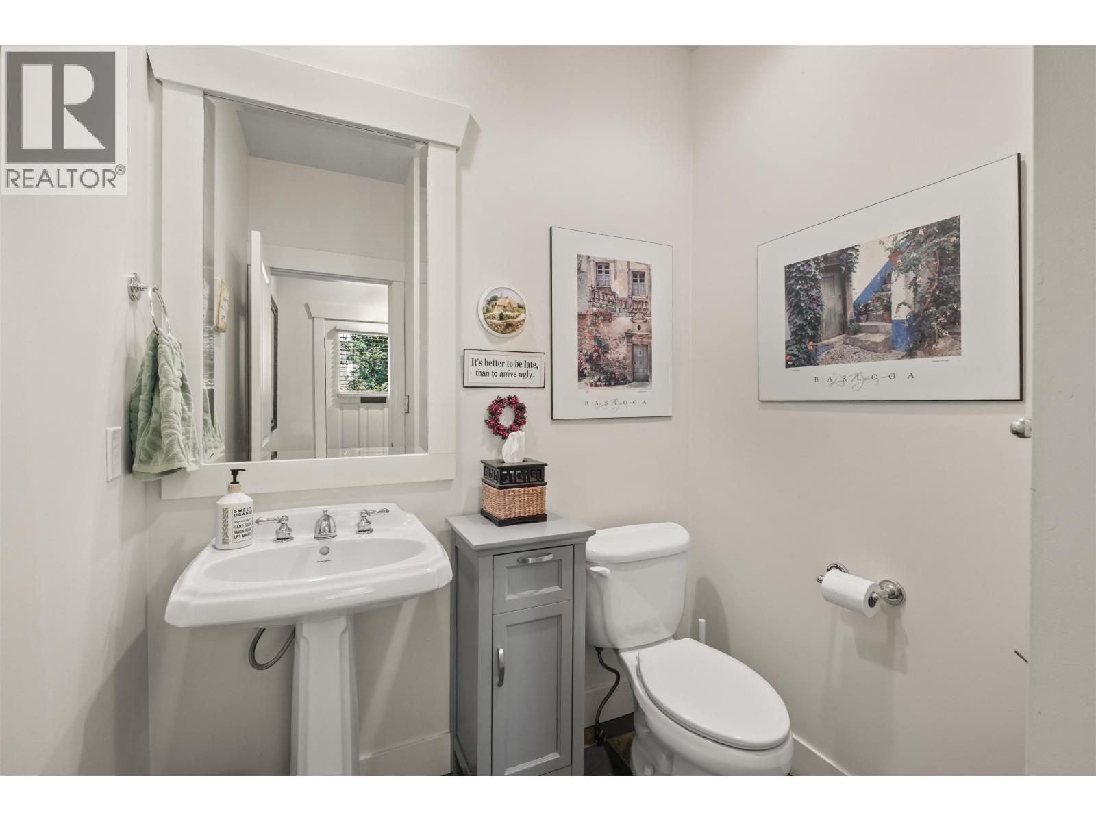261 E Queens Road Property Photo 9