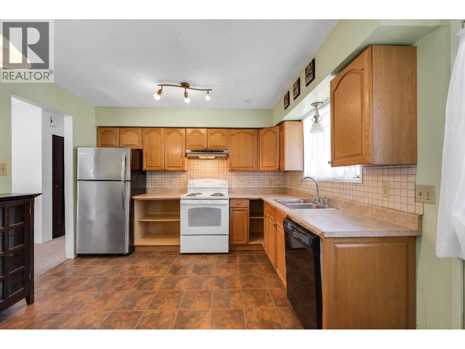 38319 Westway Avenue Property Photo 8