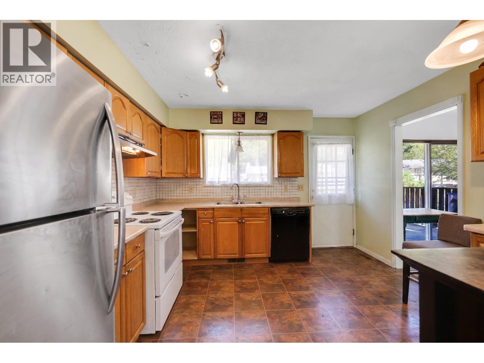 38319 Westway Avenue Property Photo 9