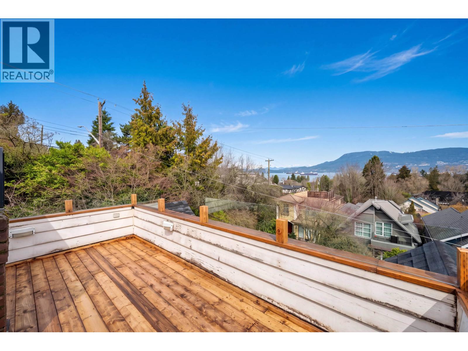 4396 Locarno Crescent Property Photo 3