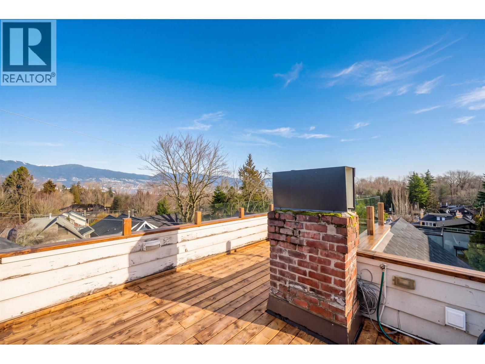 4396 Locarno Crescent Property Photo 4