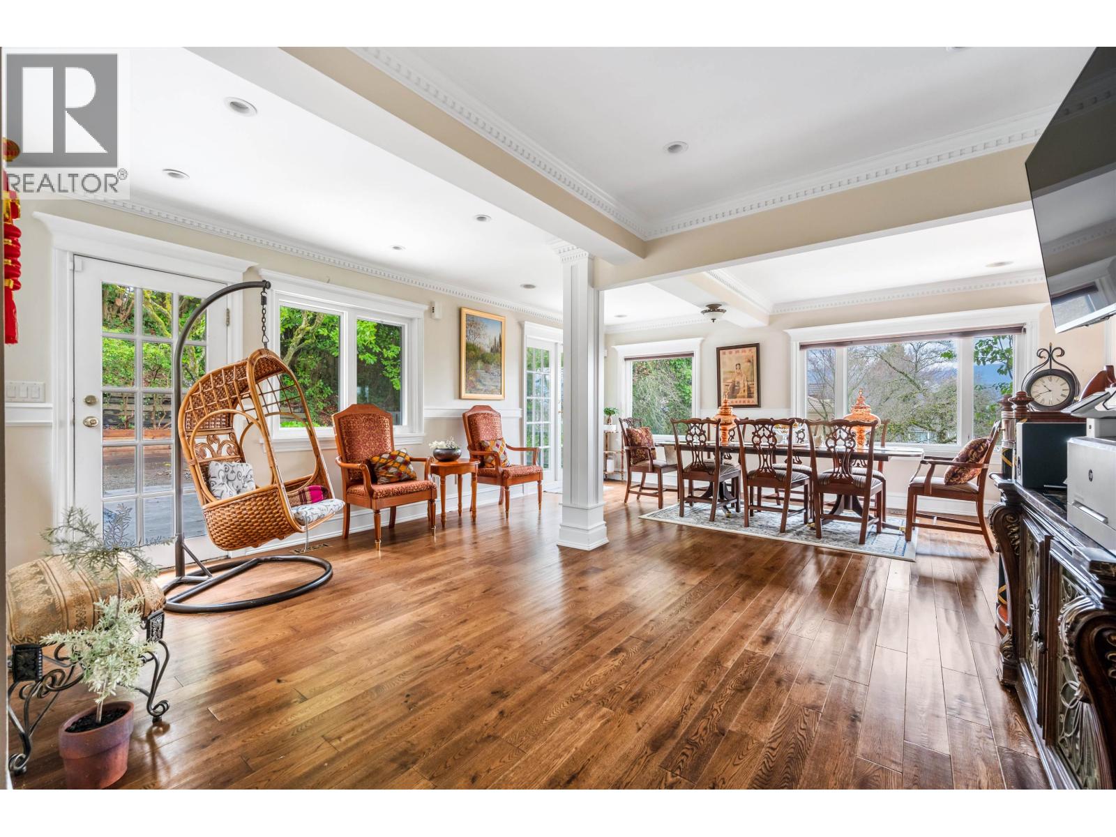 4396 Locarno Crescent Property Photo 7