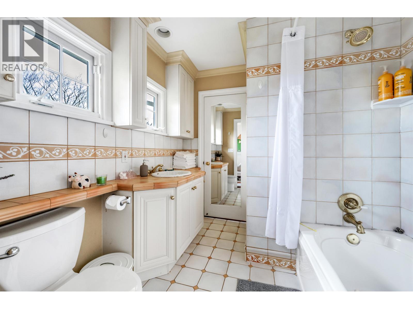4396 Locarno Crescent Property Photo 14