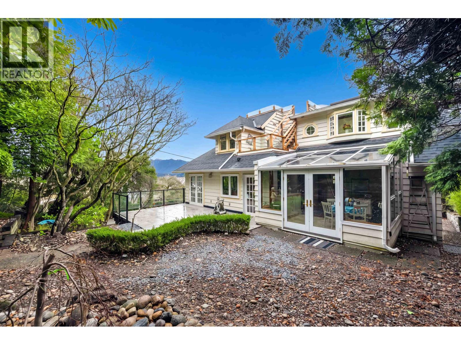 4396 Locarno Crescent Property Photo 16
