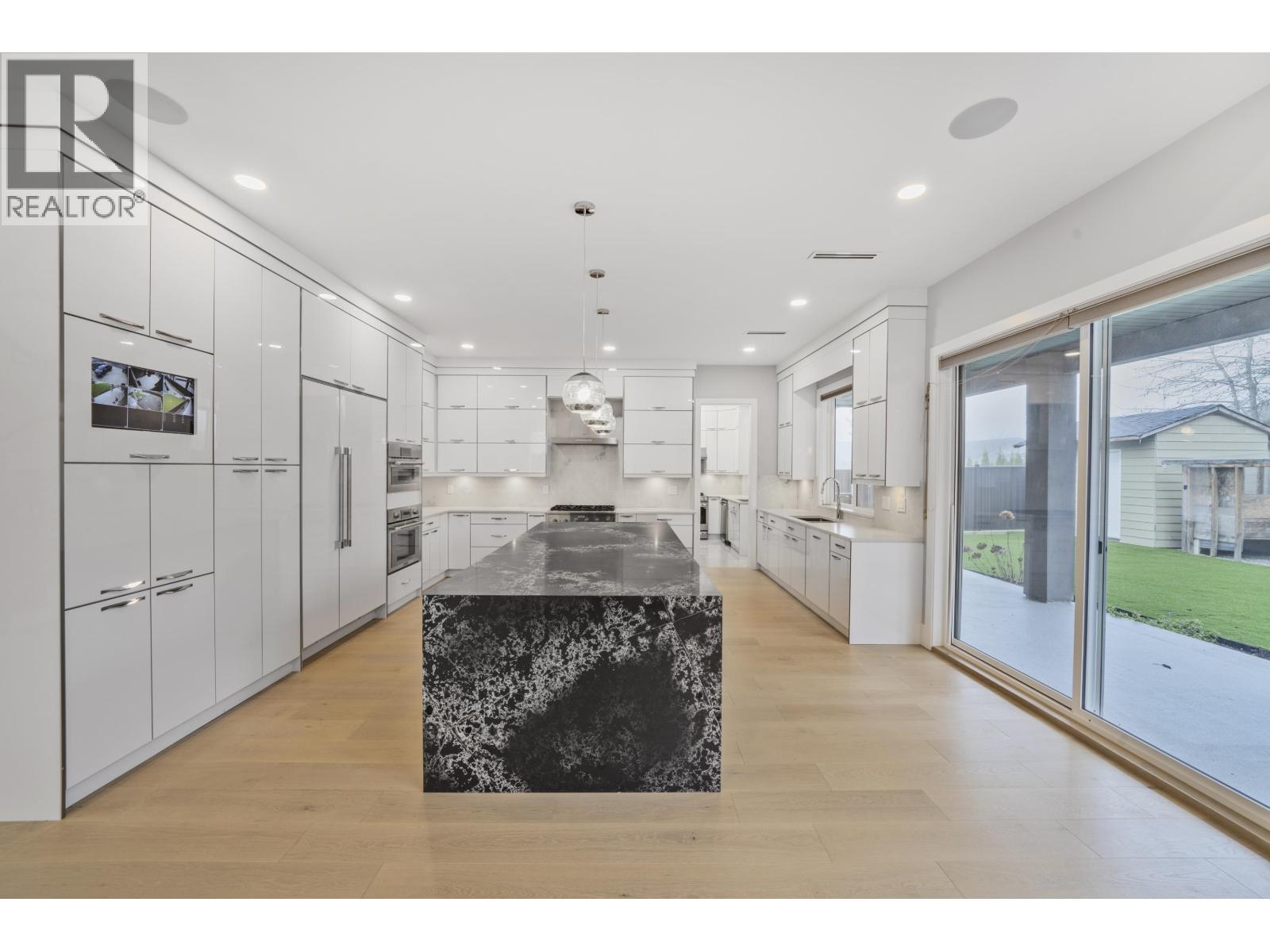 1211 Foster Avenue Property Photo 24