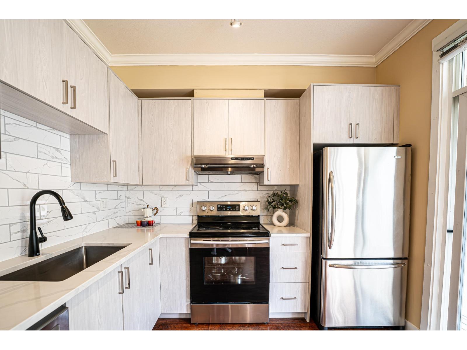54 8383 159 Street Property Photo 17