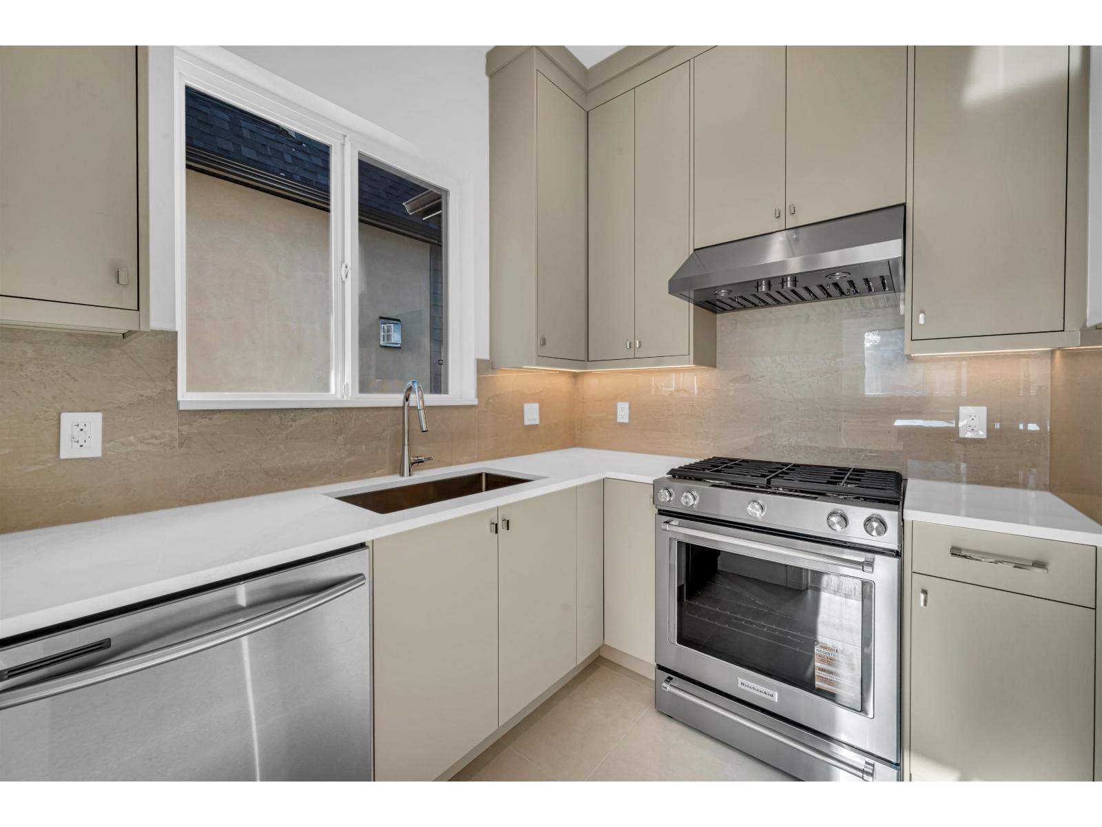 6911 205 Street Property Photo 13