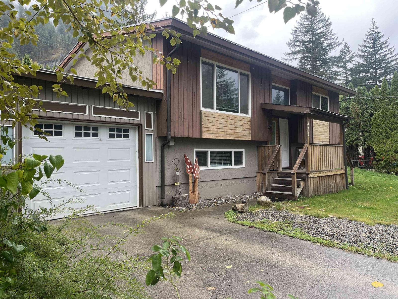 320 ROBERTSON Crescent Property Photo 1