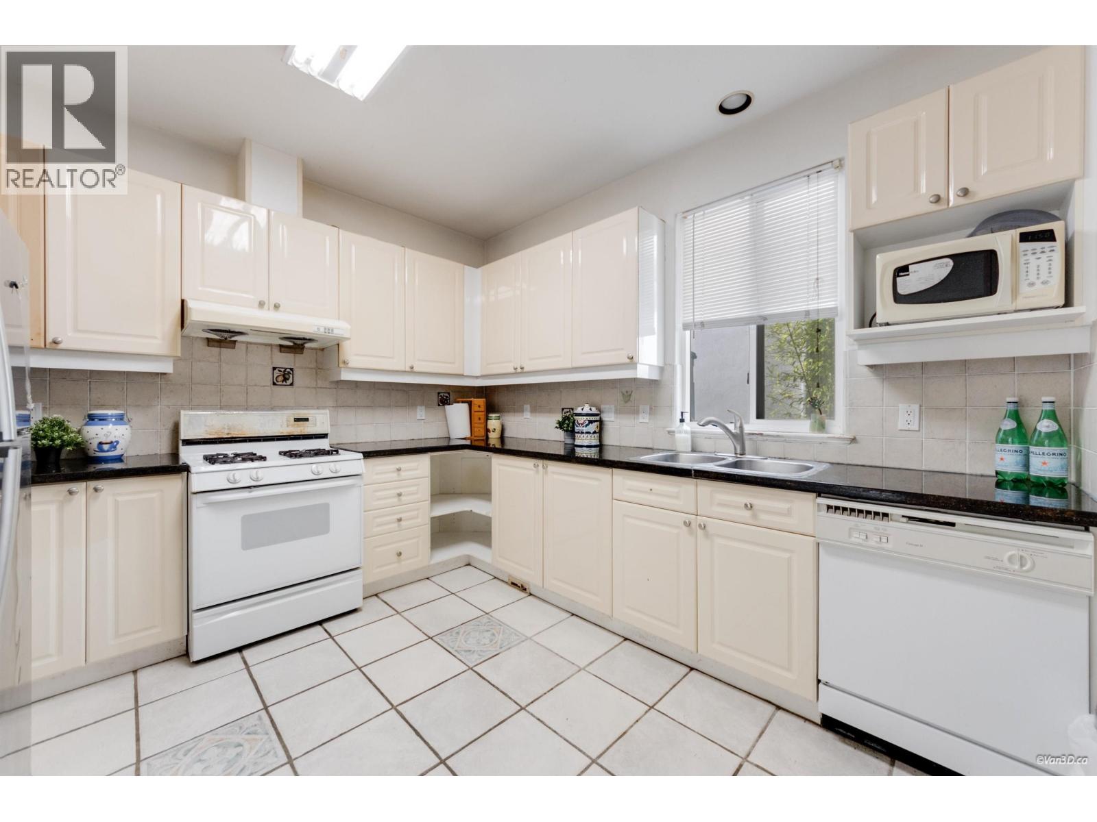 5177 Carson Street Property Photo 10