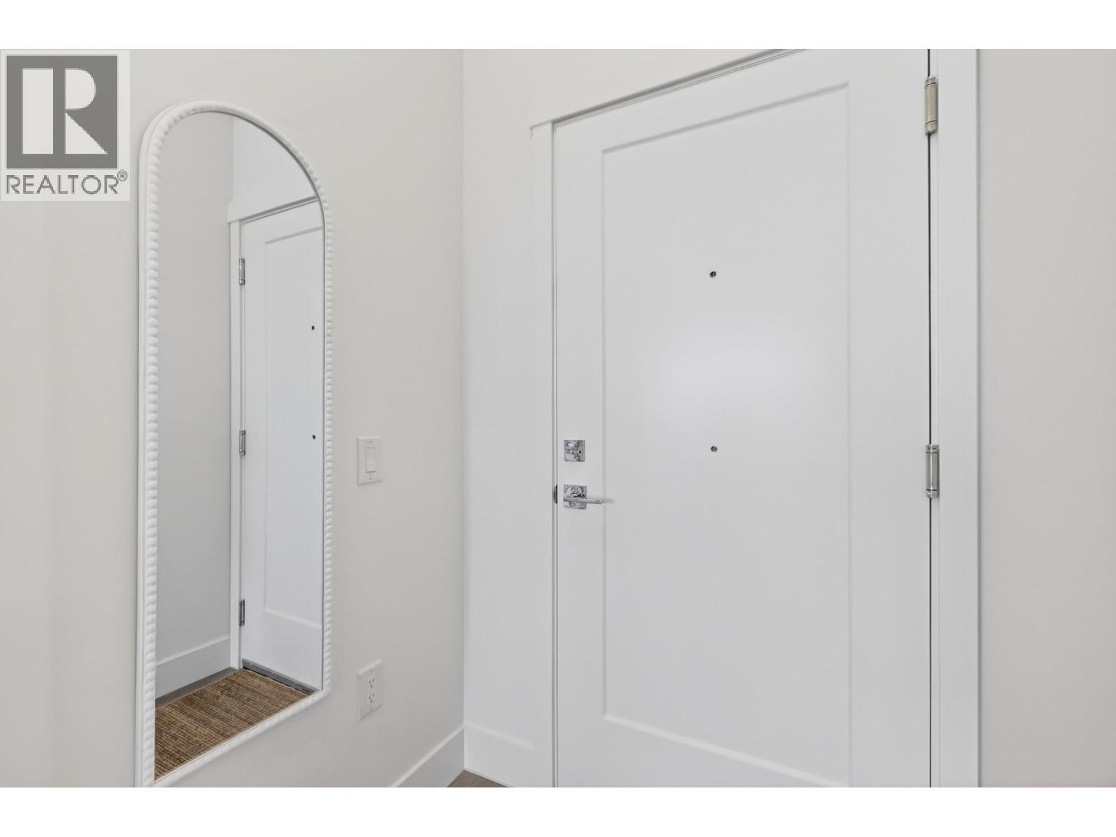 202 22348 North Avenue Property Photo 2
