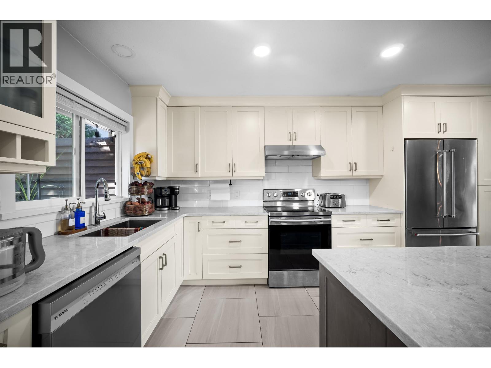 12462 231a Street Property Photo 9