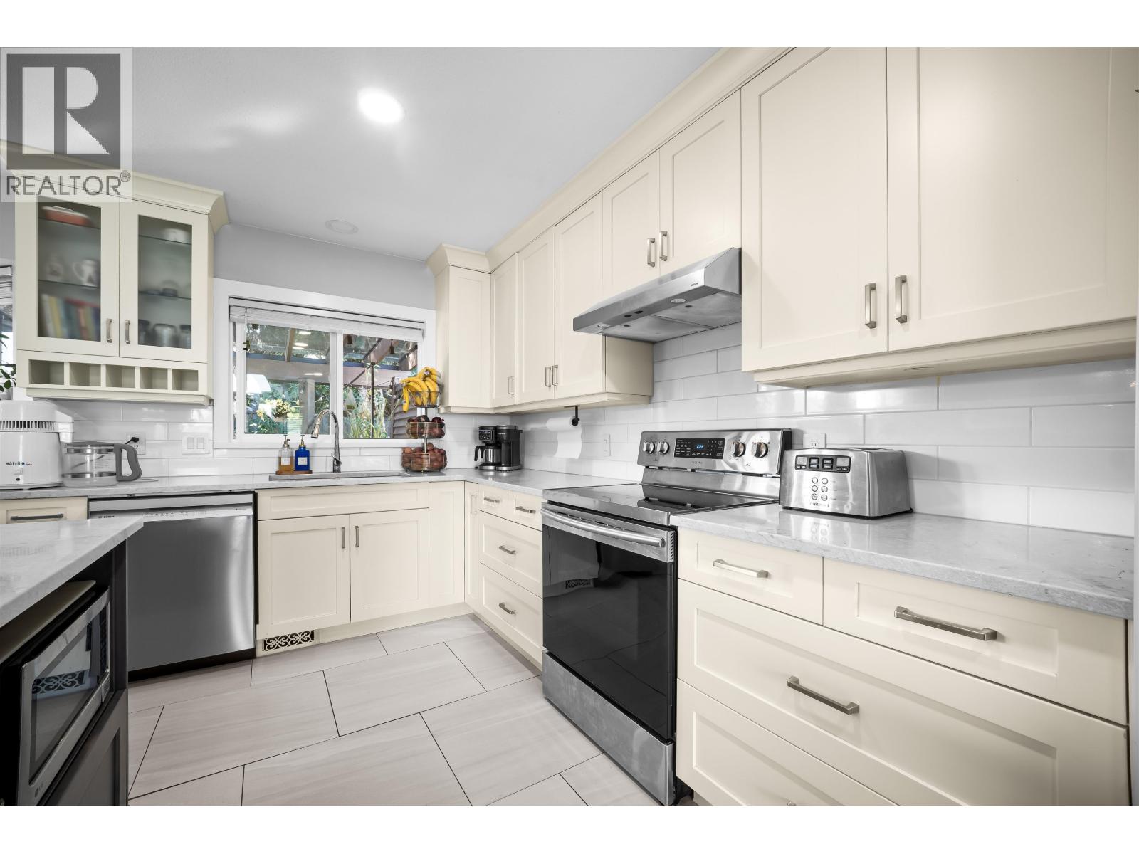 12462 231a Street Property Photo 10