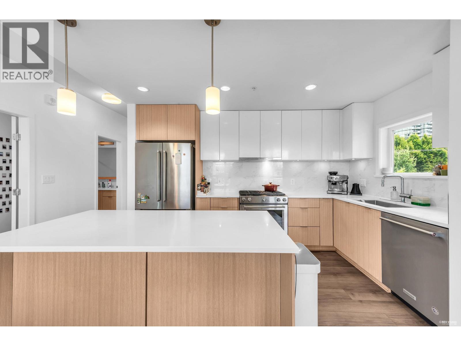 412 2188 Madison Avenue Property Photo 3