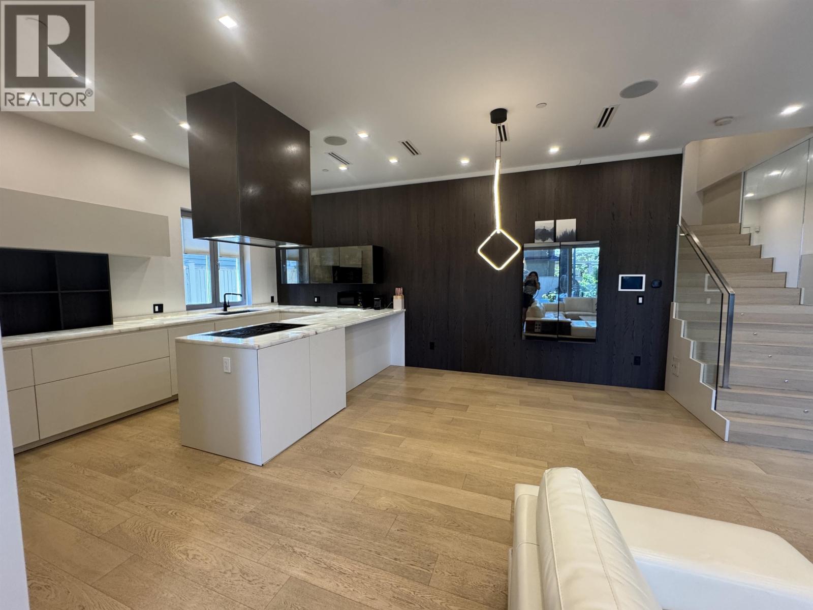 1076 Park Drive Property Photo 4