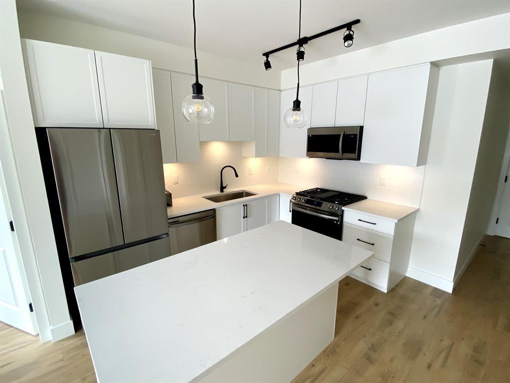 206 19935 75a Avenue Property Photo 2