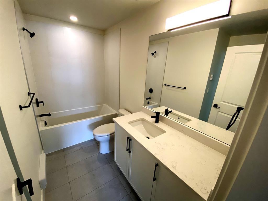 206 19935 75a Avenue Property Photo 13