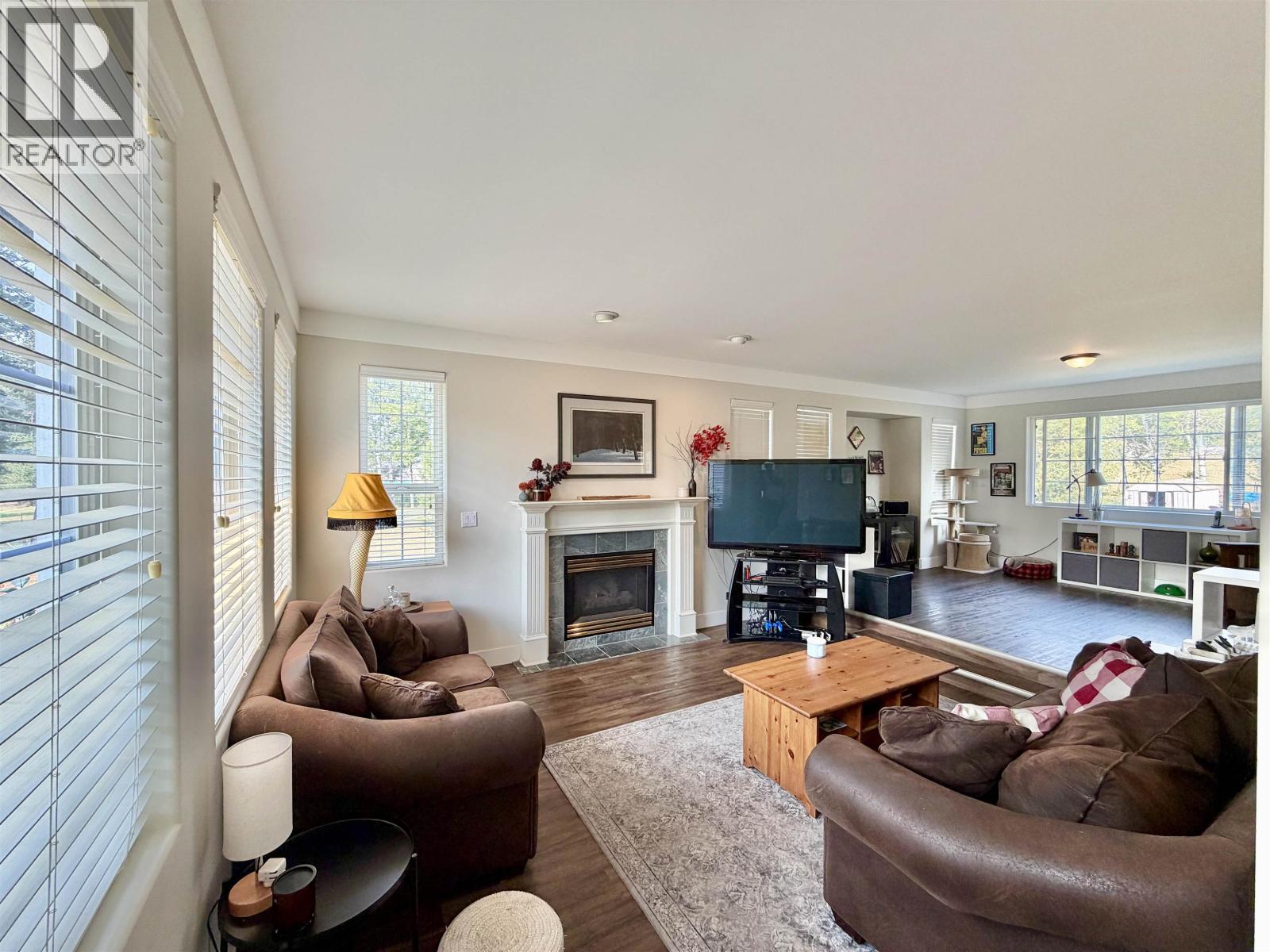 5581 Lakeside Court Property Photo 9