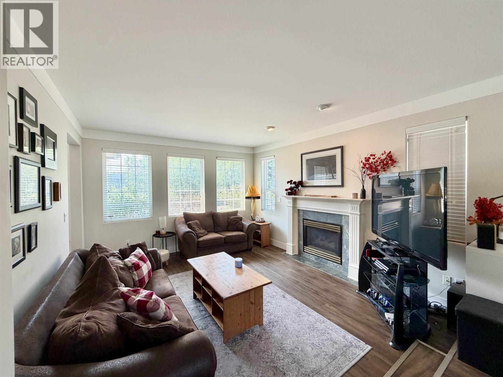 5581 Lakeside Court Property Photo 10