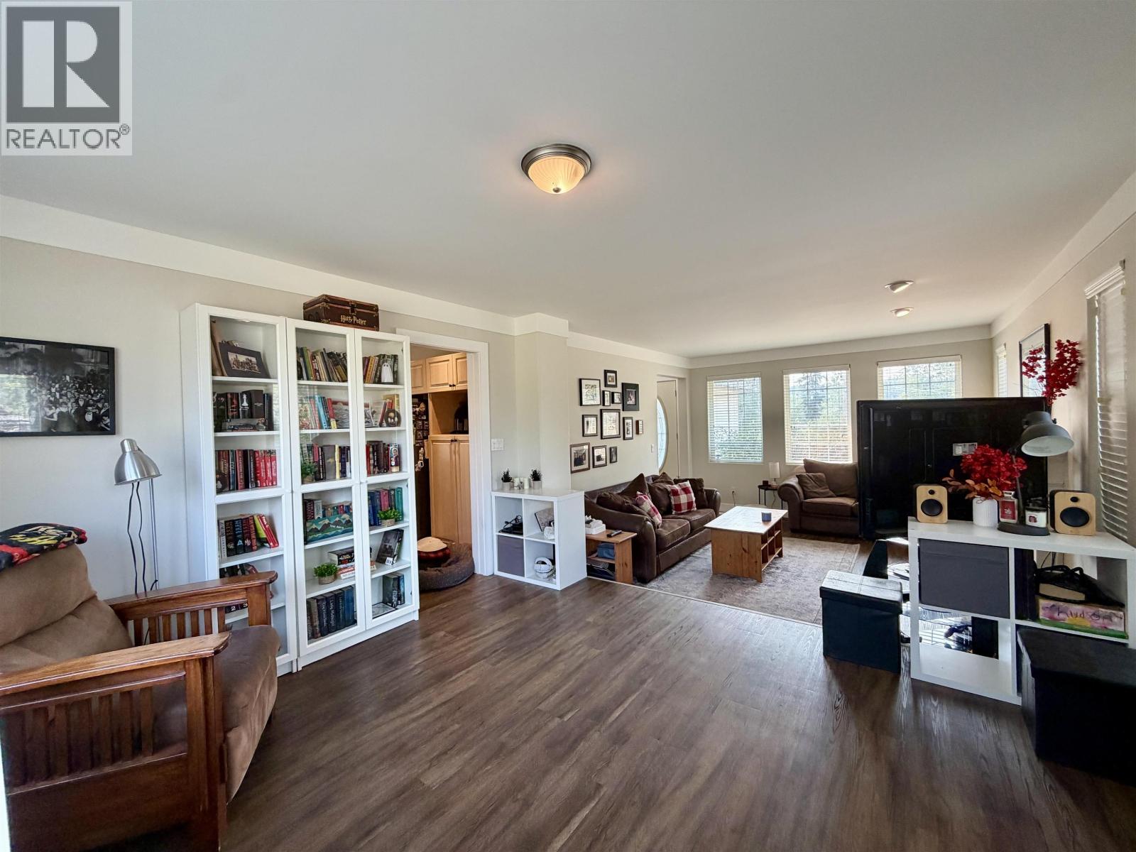 5581 Lakeside Court Property Photo 12