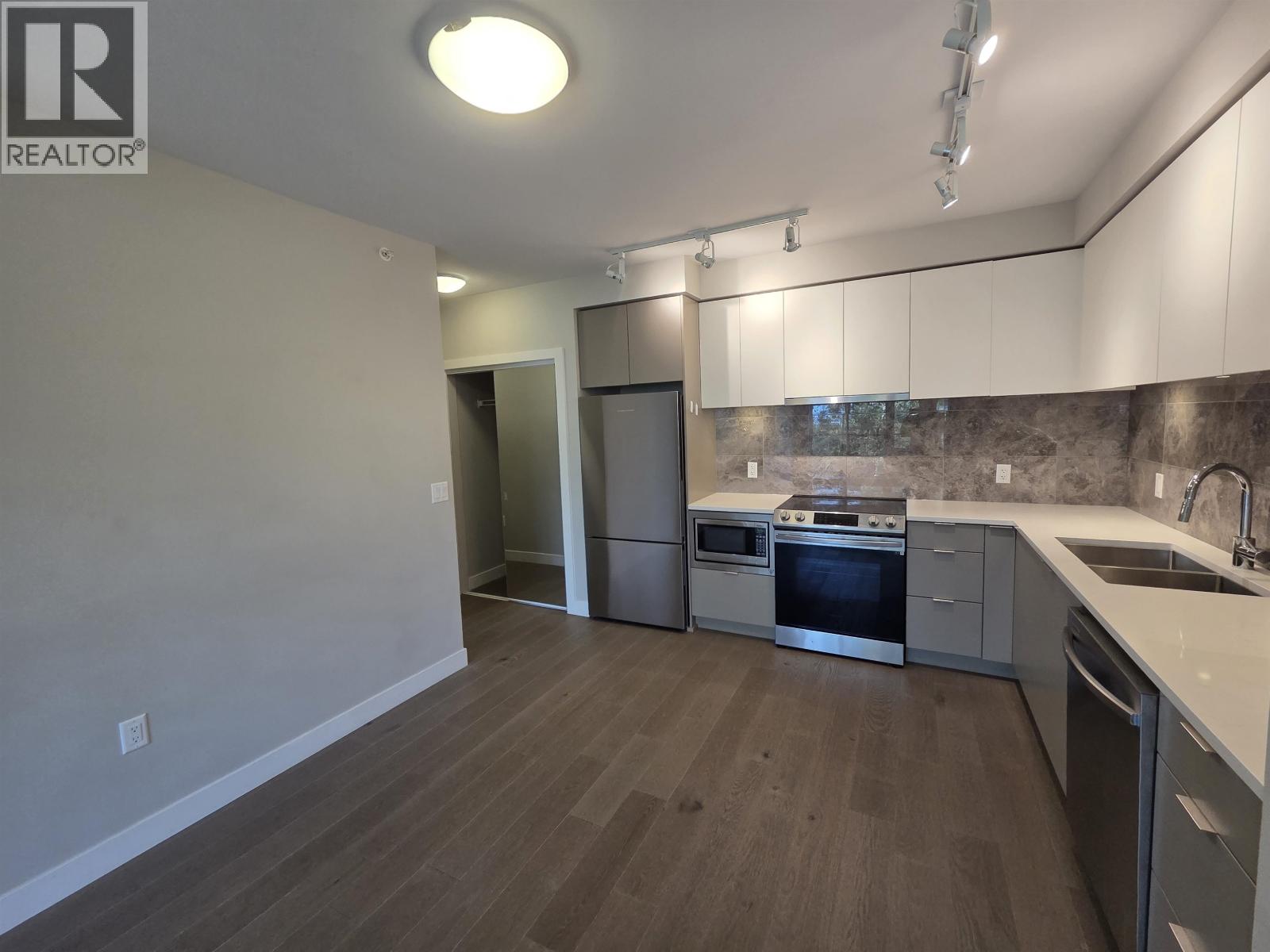 401 8725 University Crescent Property Photo 2